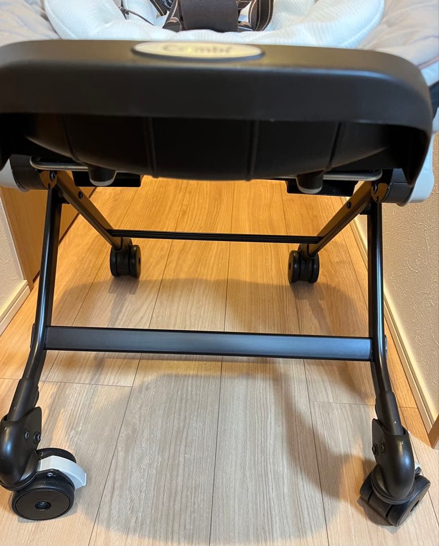 Combi ネムリラ AUTO SWING Simplight ベビーチェア