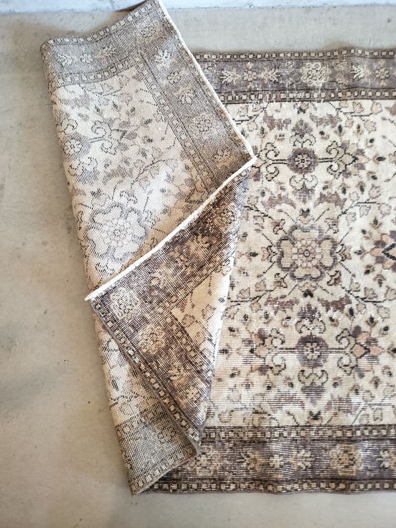 ベージュとグレーのノスタルジックなフラワーラグ　No.718