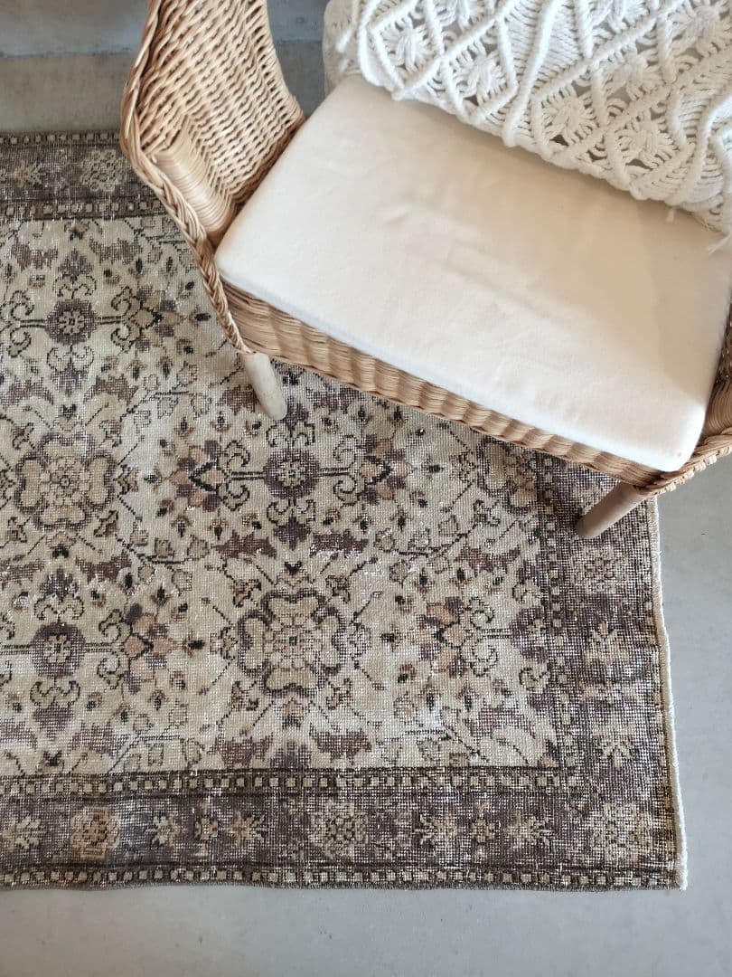 ベージュとグレーのノスタルジックなフラワーラグ　No.718