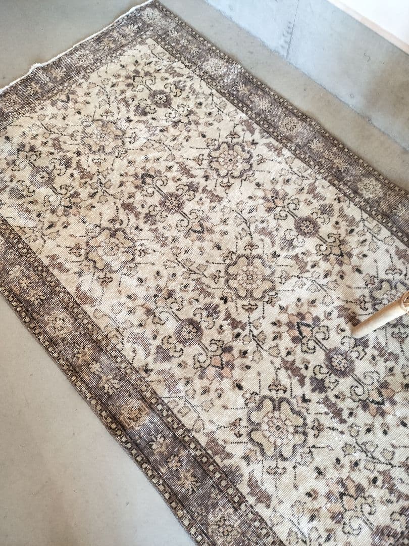 ベージュとグレーのノスタルジックなフラワーラグ　No.718
