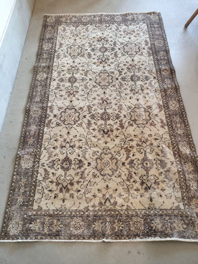 ベージュとグレーのノスタルジックなフラワーラグ　No.718