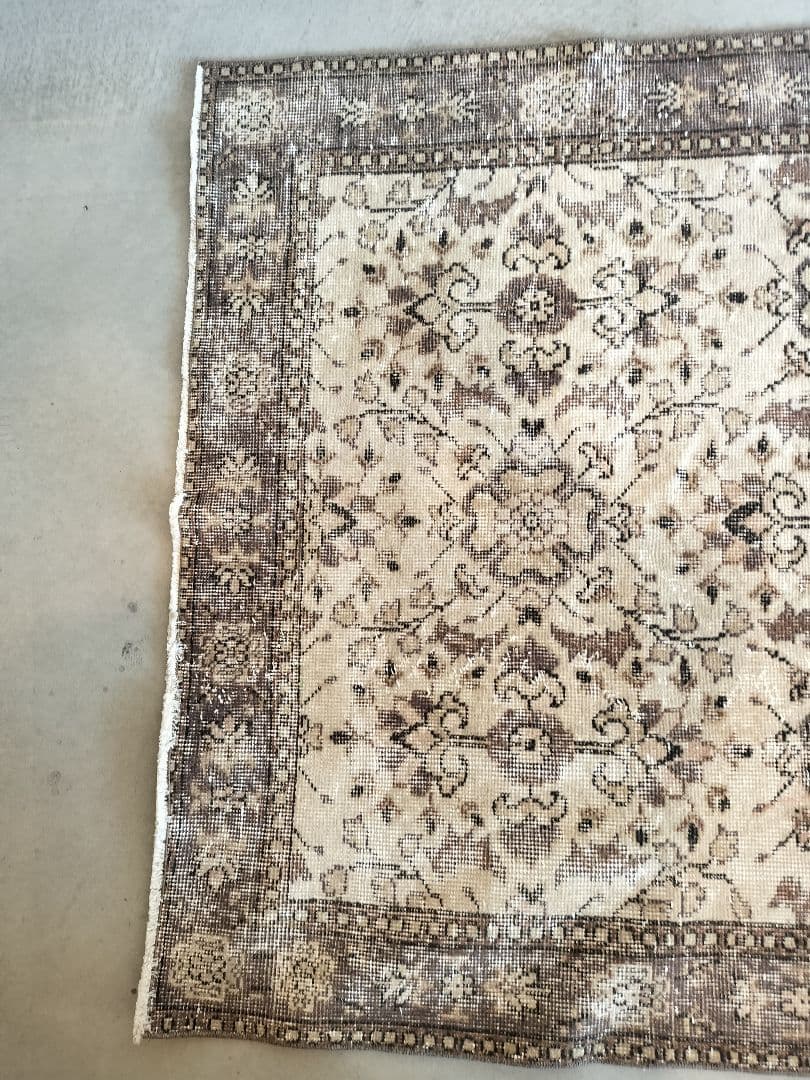 ベージュとグレーのノスタルジックなフラワーラグ　No.718