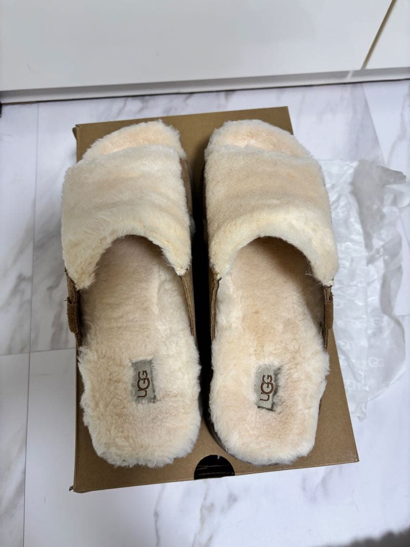 UGG ファー スライドサンダル ベージュ　未使用新品