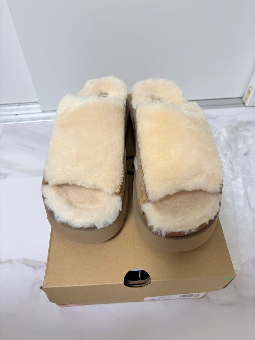 UGG ファー スライドサンダル ベージュ　未使用新品