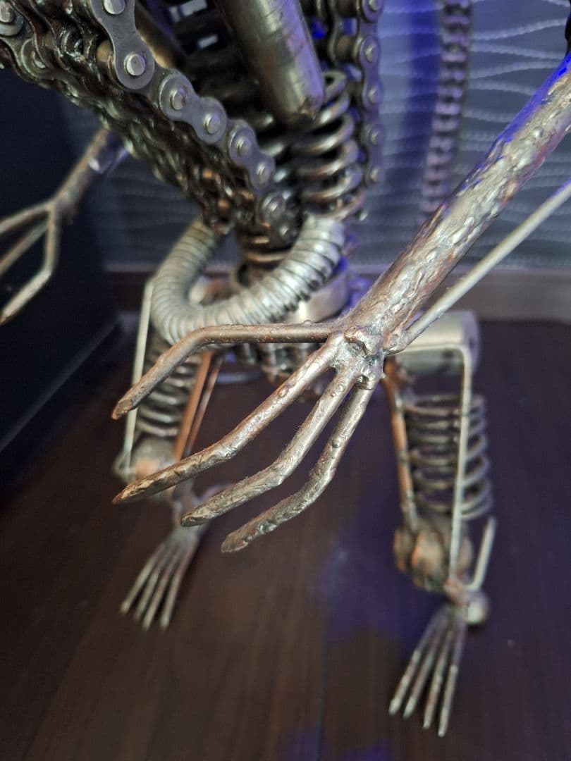 メタル 廃材アート エイリアン LED 上半身可動　高さ46cm