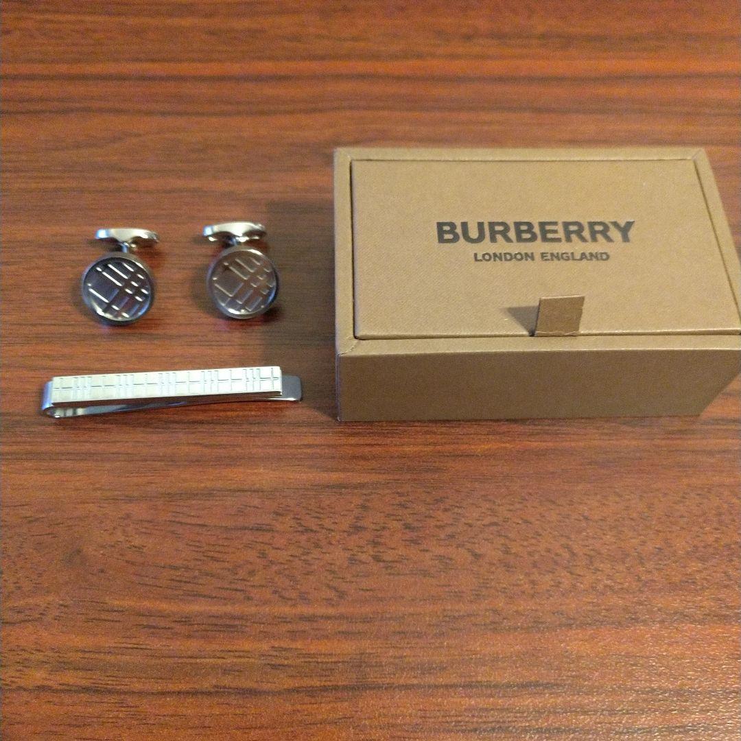 バーバリー ネクタイピンとカフスのセット