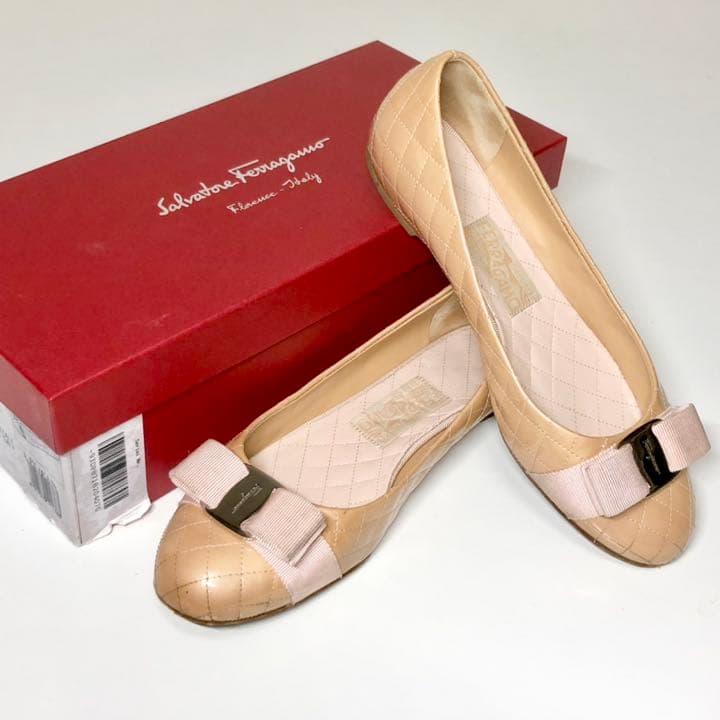 フェラガモ ヴァラ　キルティング　フラットシューズ　エナメル　24.5cm