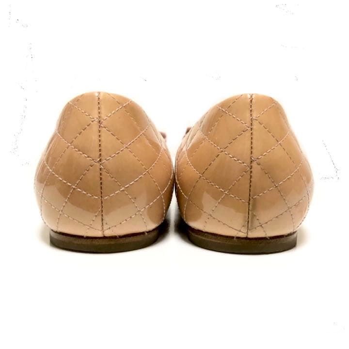 フェラガモ ヴァラ　キルティング　フラットシューズ　エナメル　24.5cm