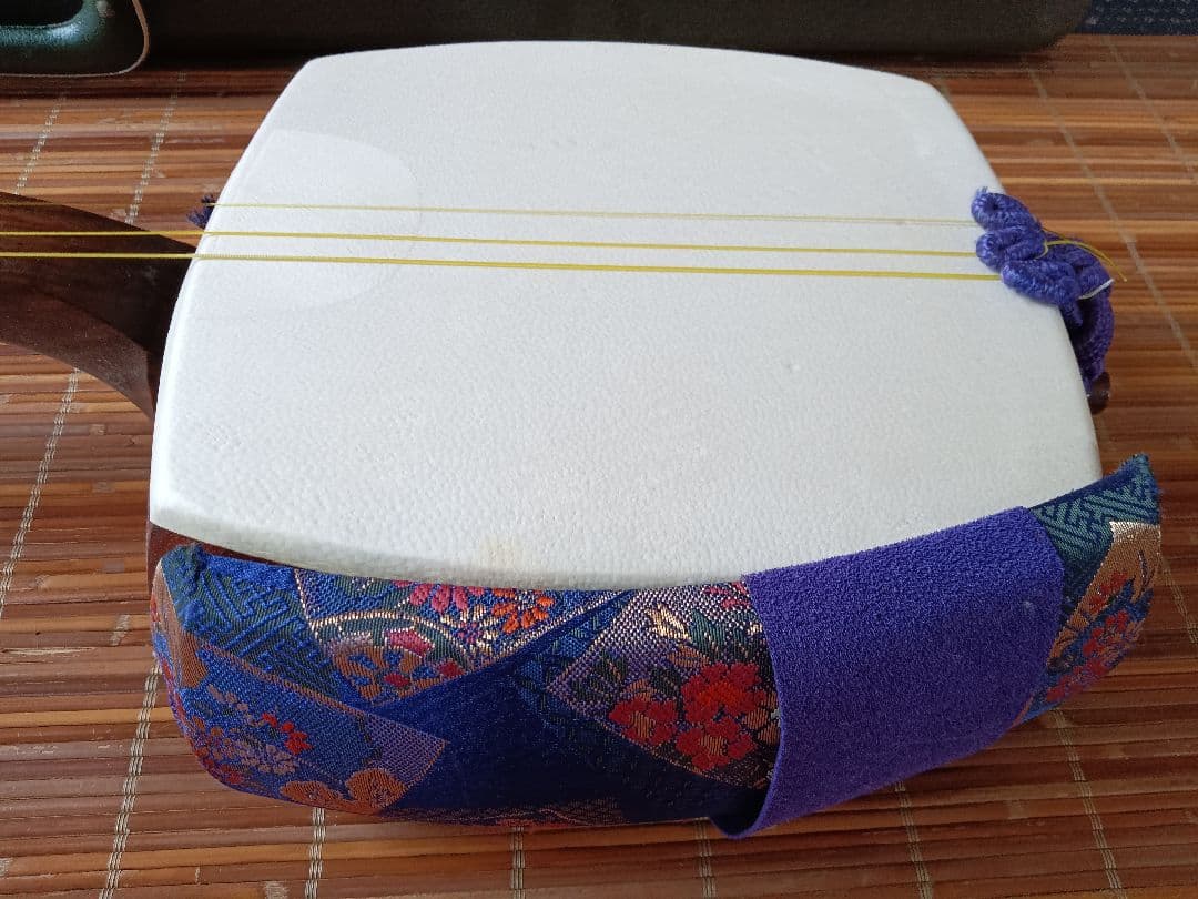 三味線本体 白色・紫色装飾