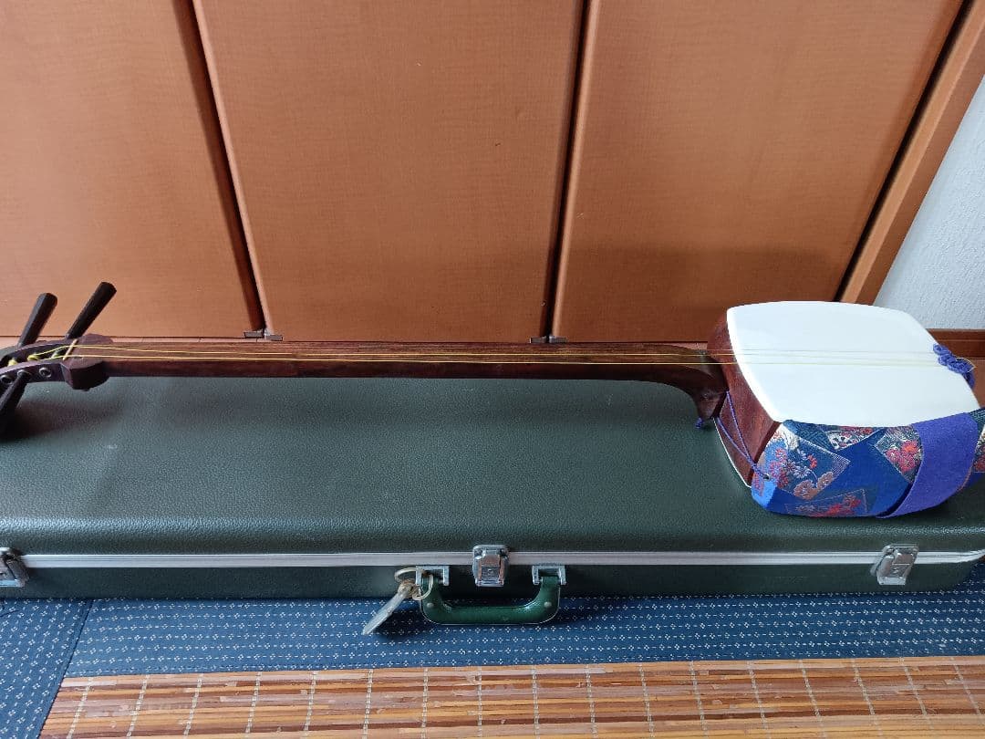 三味線本体 白色・紫色装飾