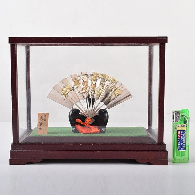 関武比古作　純銀製　松刻　扇子　置物　約28g　ガラスケース付　C　R8761B