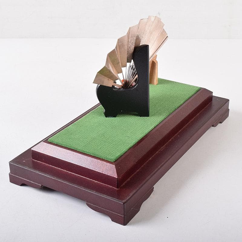 関武比古作　純銀製　松刻　扇子　置物　約28g　ガラスケース付　C　R8761B