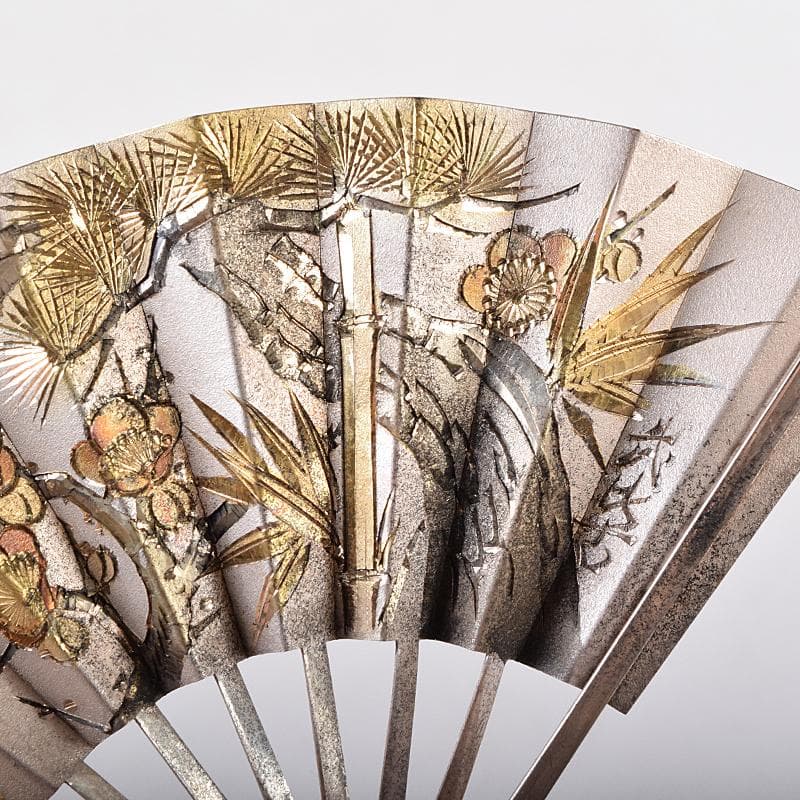 関武比古作　純銀製　松刻　扇子　置物　約28g　ガラスケース付　C　R8761B