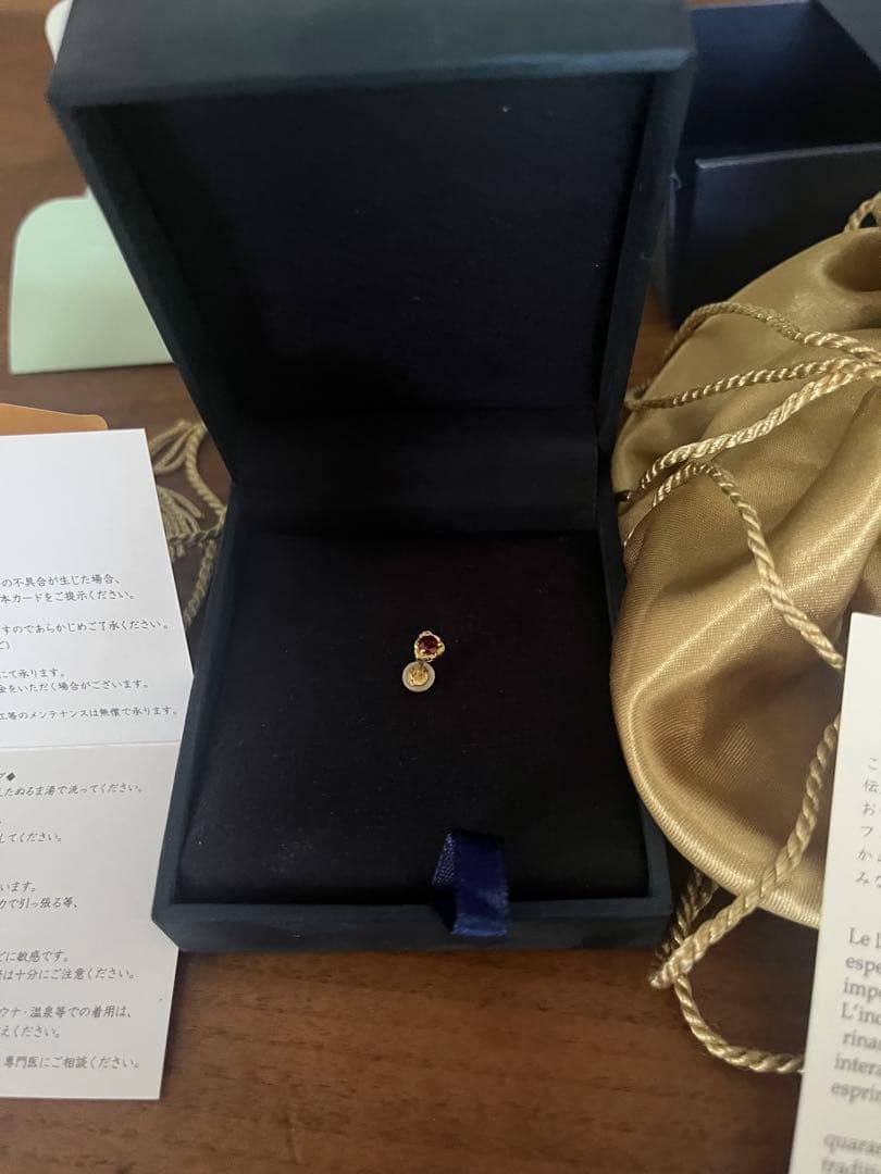 クアラントット　片耳用ピアス　ガーネット