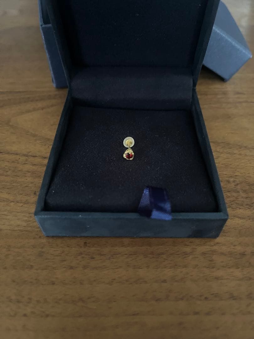 クアラントット　片耳用ピアス　ガーネット