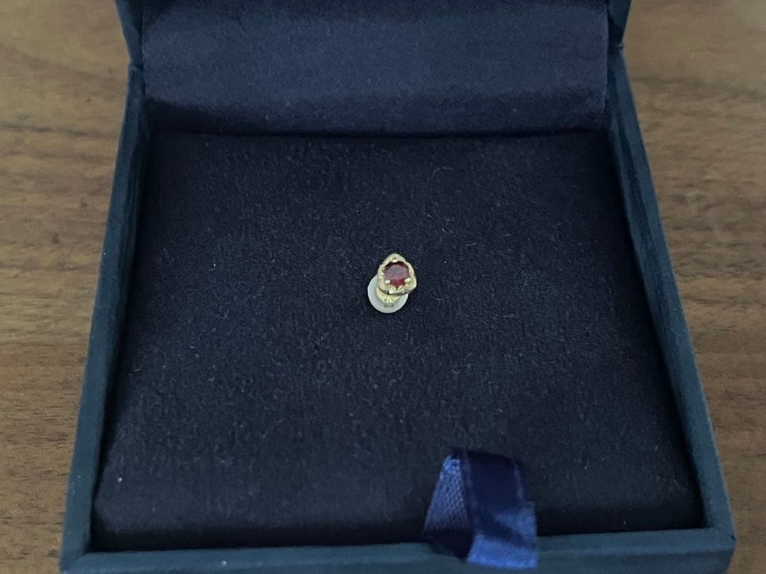 クアラントット　片耳用ピアス　ガーネット