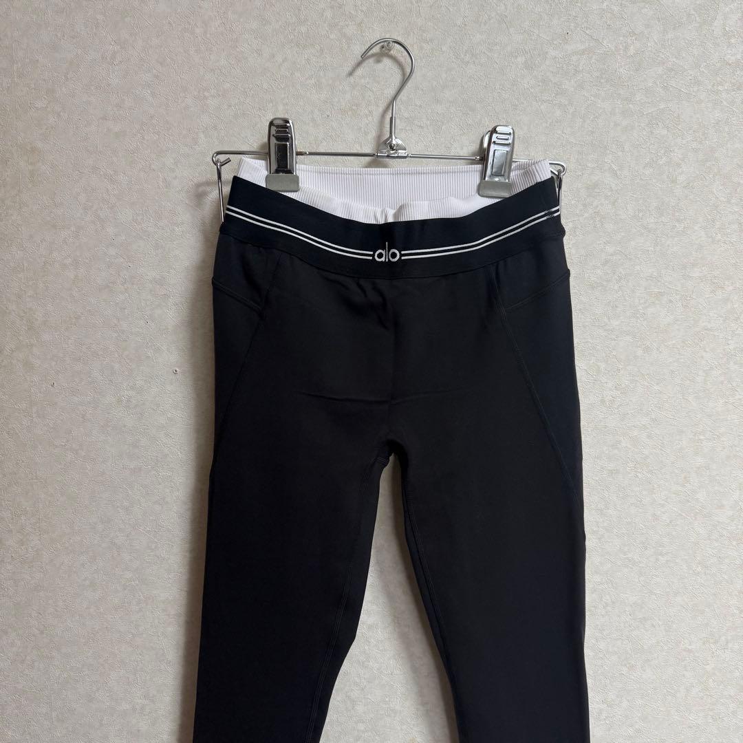 alo レギンス