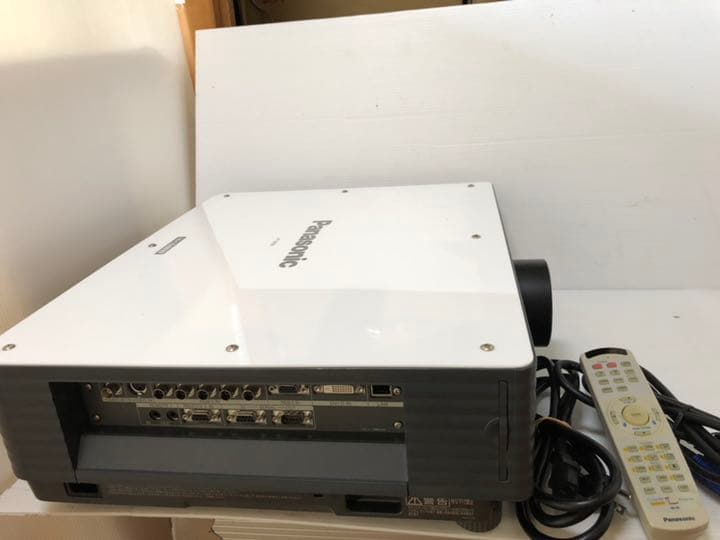 PANASONIC プロジェクター 高輝度6000ルーメンランプ使用各56時間