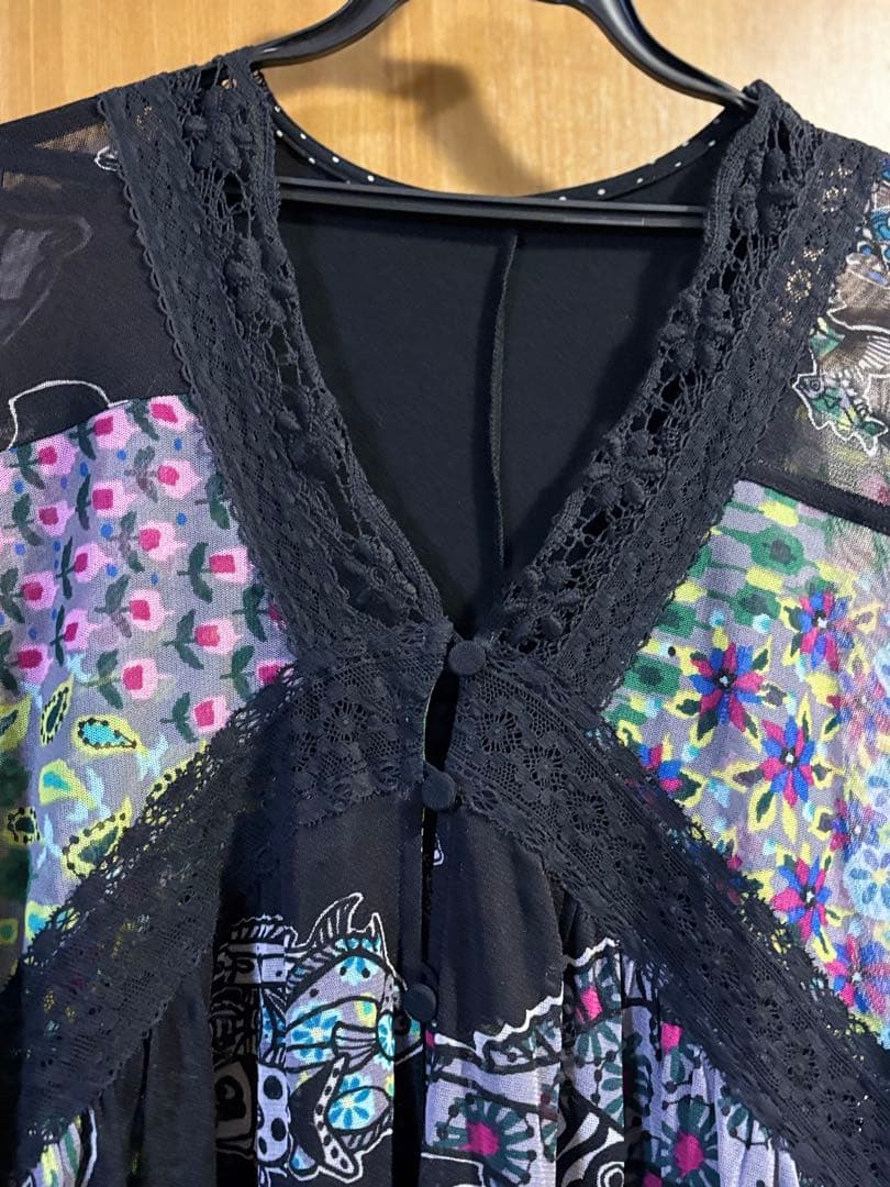 ☆美品トクコ　チュール素材チュニック　黒地に鮮やかお魚