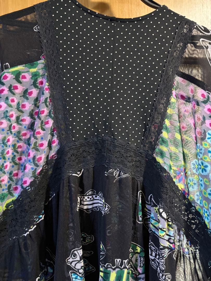 ☆美品トクコ　チュール素材チュニック　黒地に鮮やかお魚
