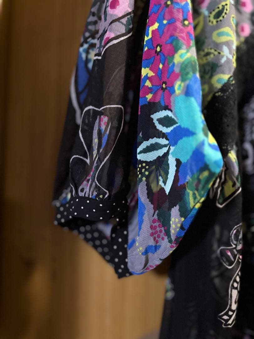 ☆美品トクコ　チュール素材チュニック　黒地に鮮やかお魚