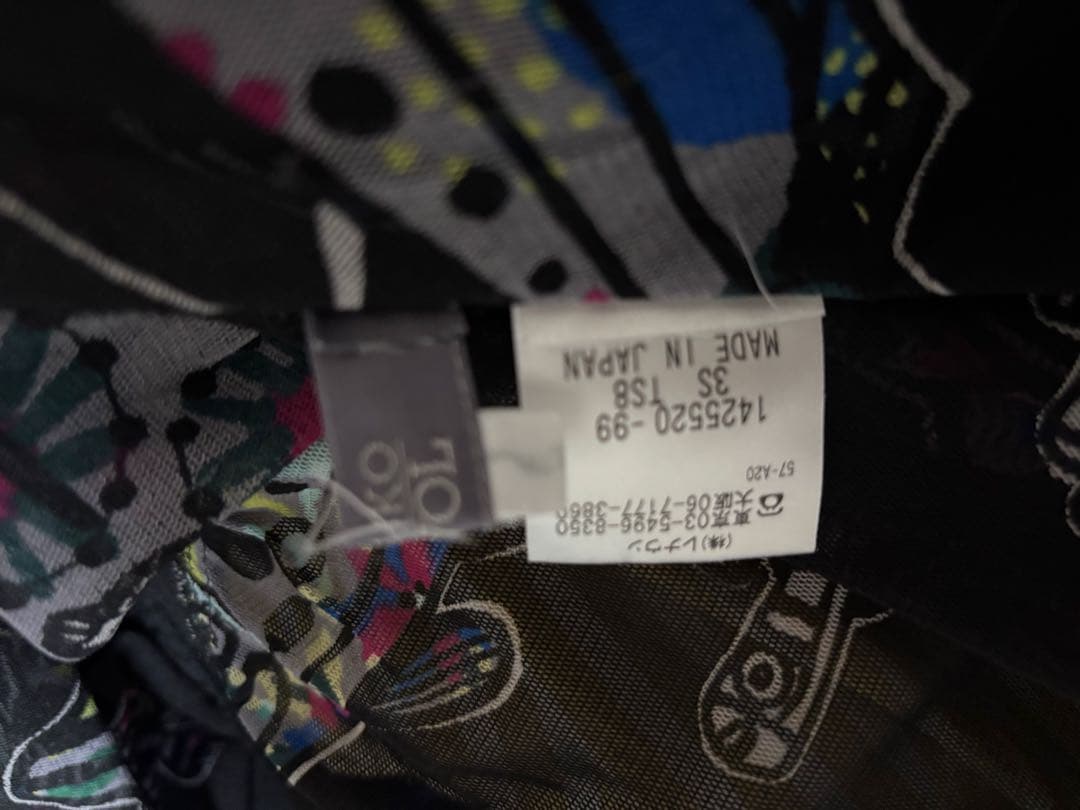 ☆美品トクコ　チュール素材チュニック　黒地に鮮やかお魚