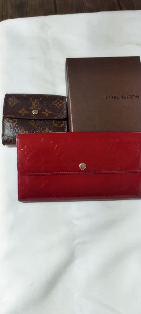 ルイヴィトン赤エナメル財布