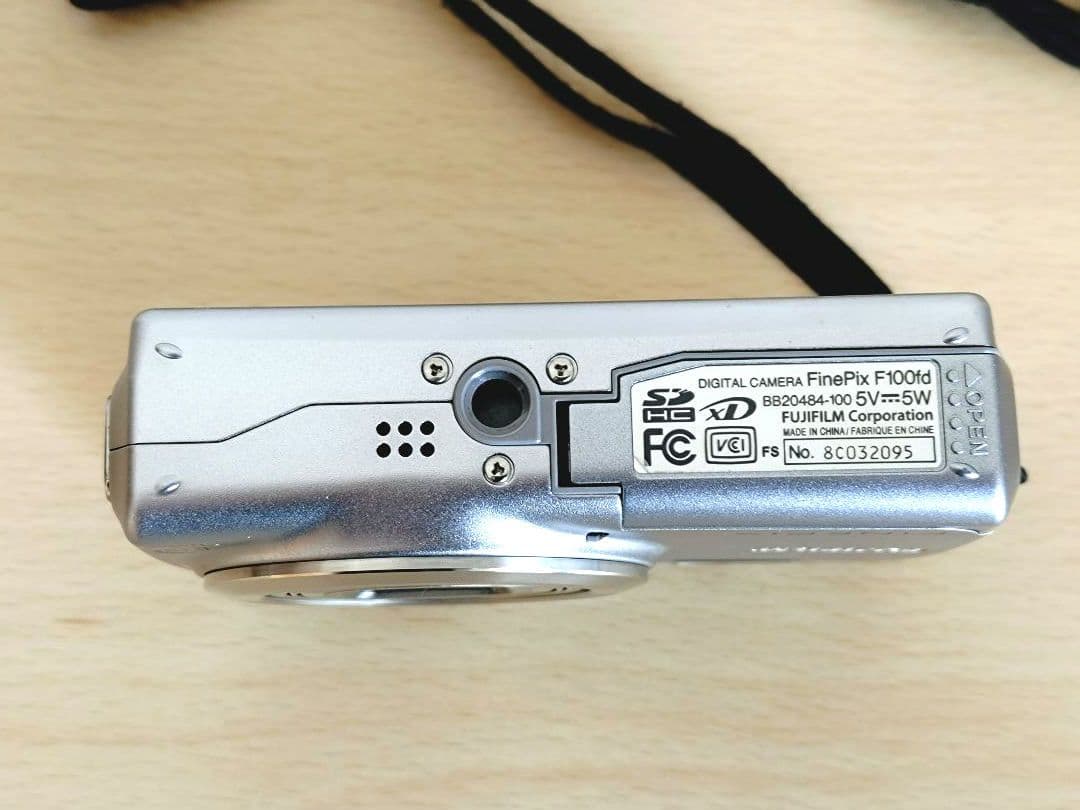 FINEPIX F100 シルバー コンパクトデジタルカメラ