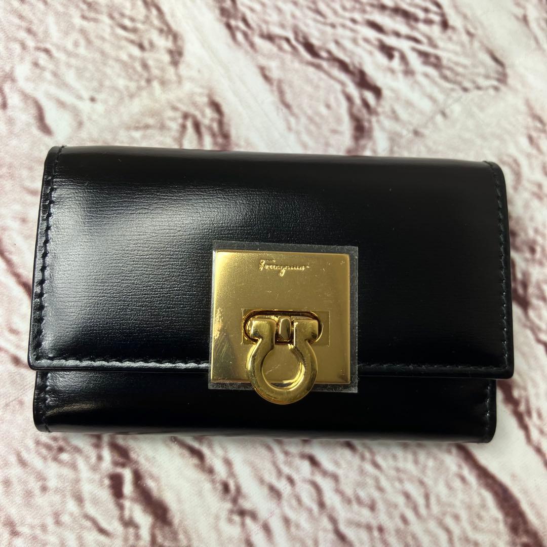 新品・未使用✨フェラガモ ガンチーニ ゴールド金具 ロゴ刻印 レザー キーケース