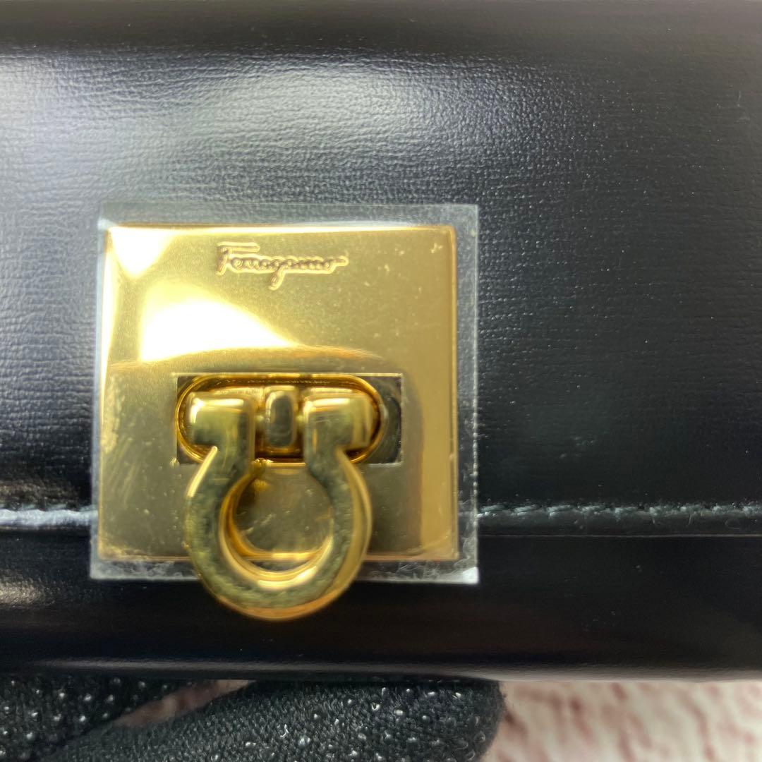 新品・未使用✨フェラガモ ガンチーニ ゴールド金具 ロゴ刻印 レザー キーケース