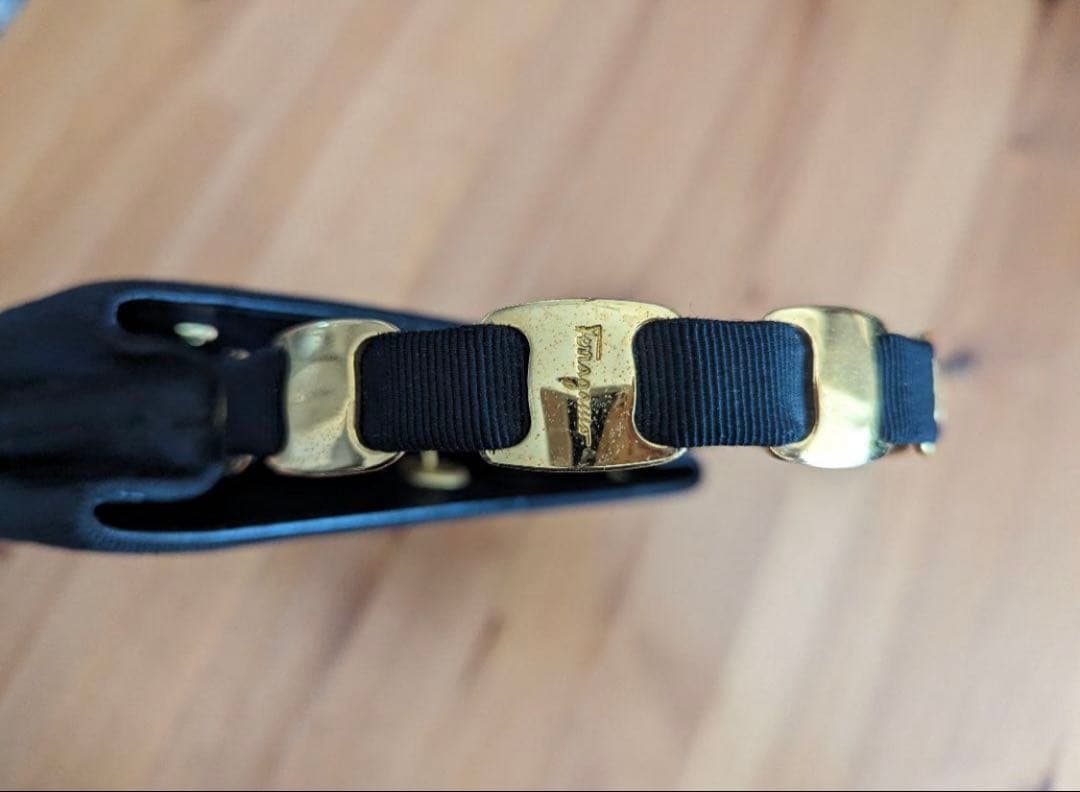 フェラガモゴールドメタル付きパーティーバッグ