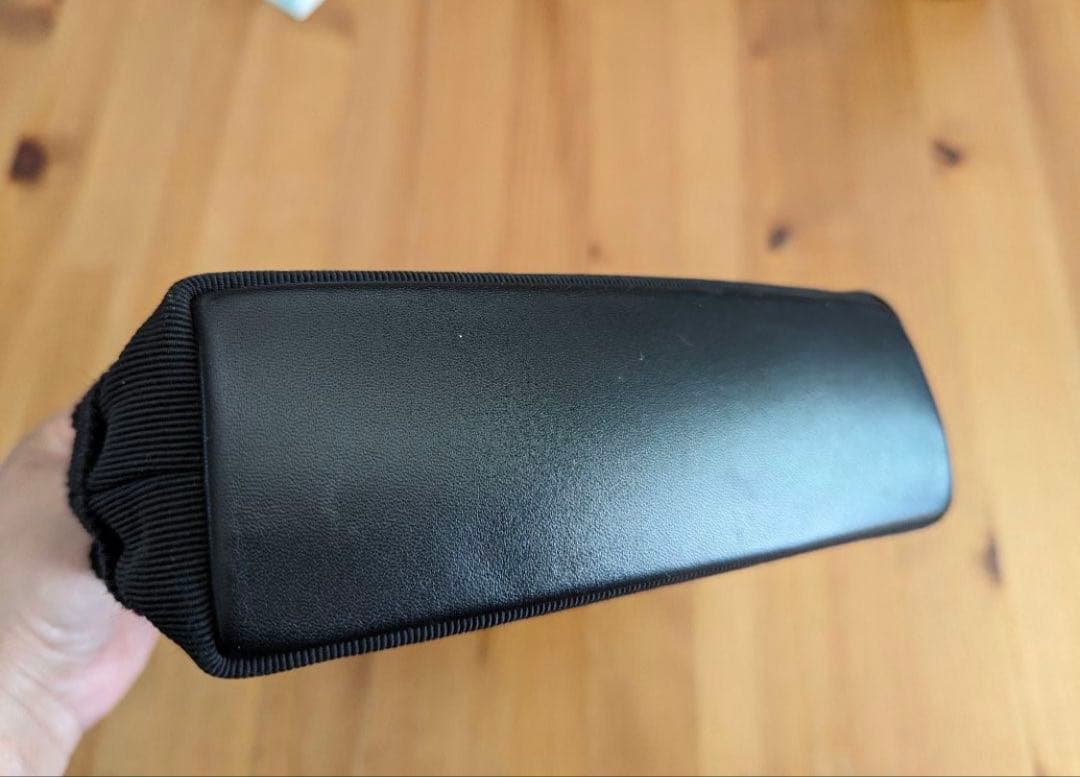 フェラガモゴールドメタル付きパーティーバッグ