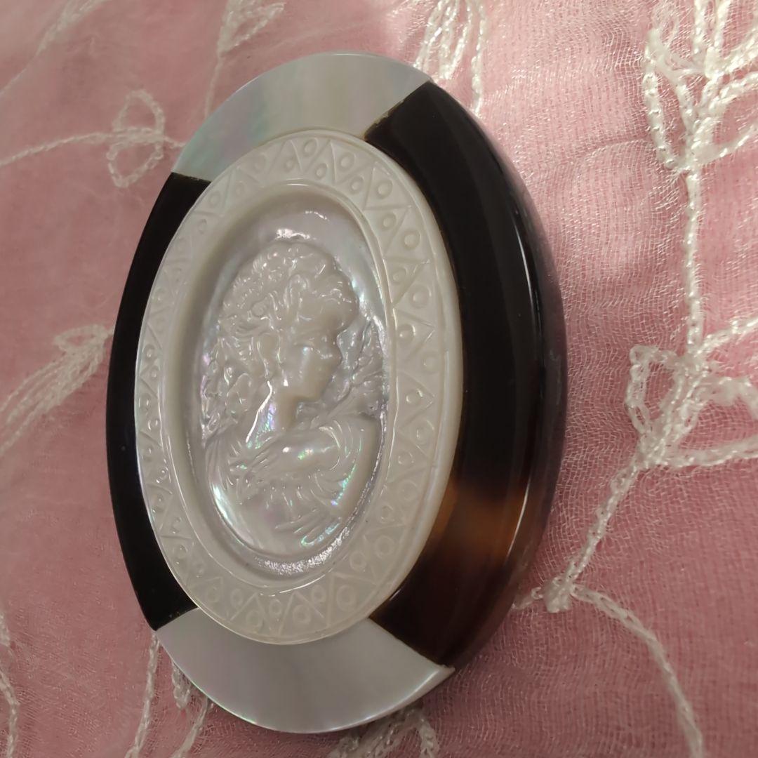 本鼈甲白蝶貝カメオデザインブローチ