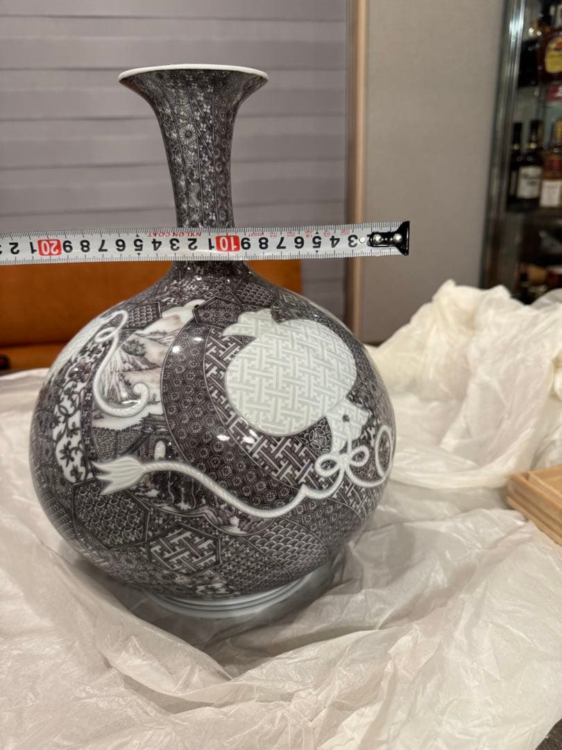 中尾龍純　作⭐︎染付黒マロン地文宝彫⭐︎染龍窯　花瓶　有田焼