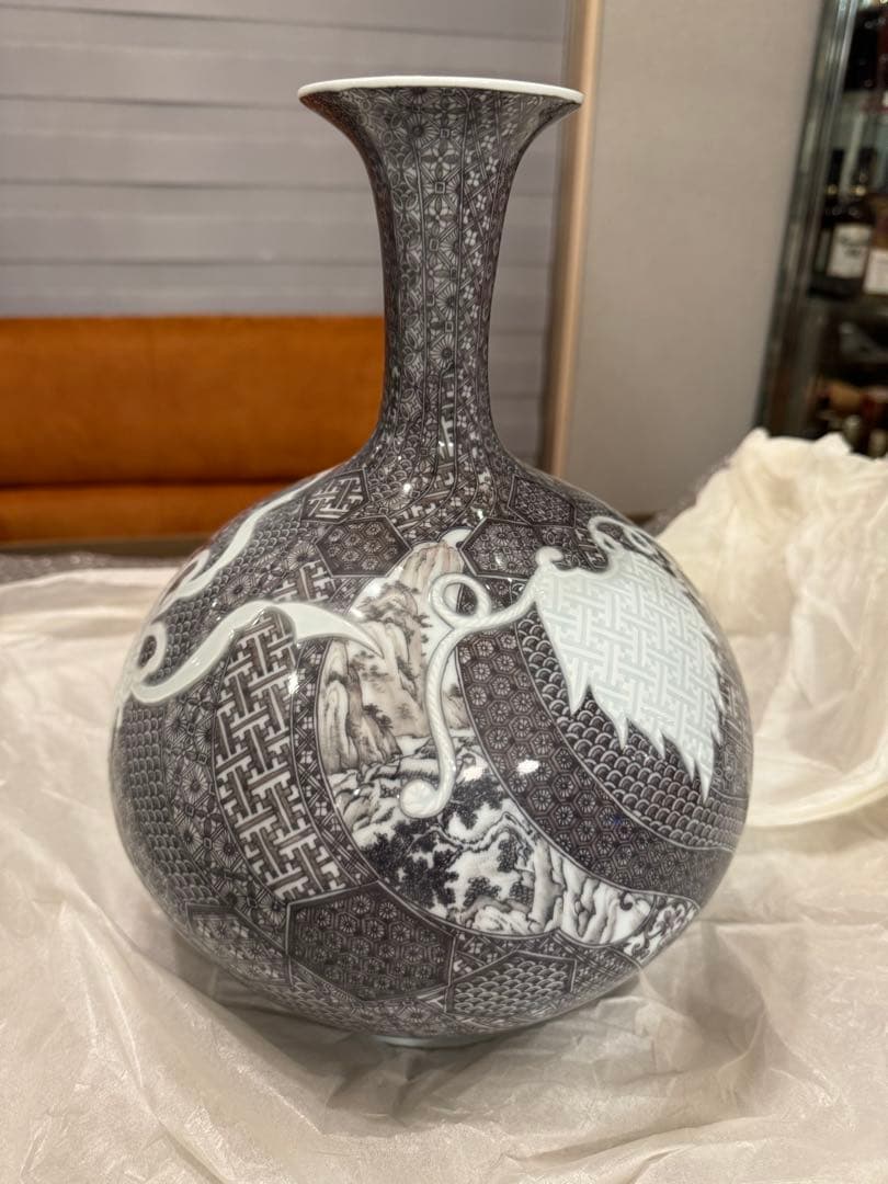 中尾龍純　作⭐︎染付黒マロン地文宝彫⭐︎染龍窯　花瓶　有田焼