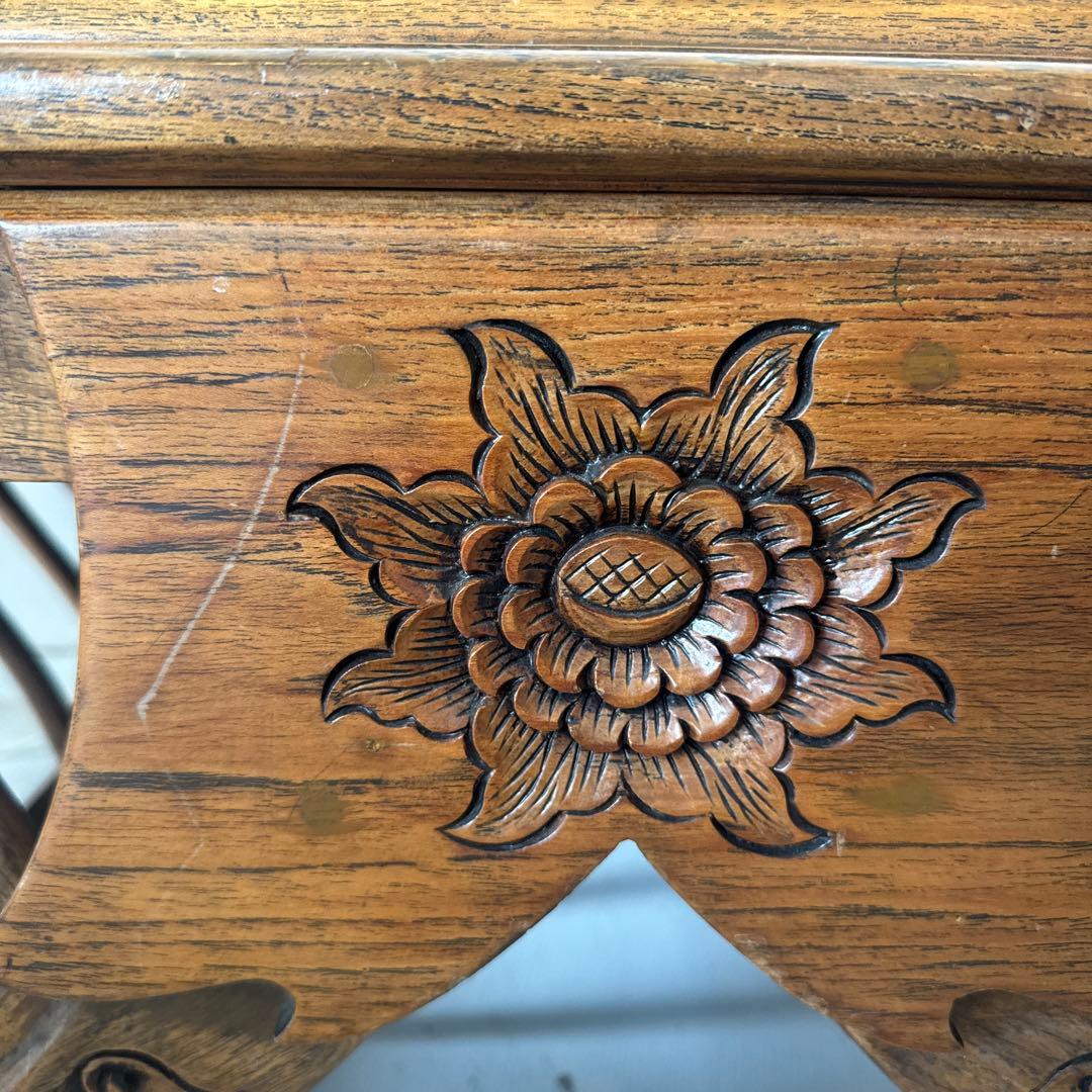 木製彫刻入り1人掛けソファ