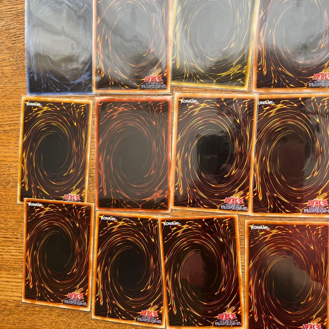 遊戯王カード《ウルトラレアシークレットレア、シークレットレア、ウルトラレア》