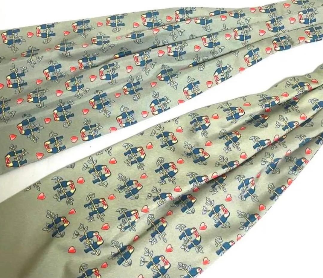 HERMES エルメス　シルクスカーフ　アスコットタイ　オウム柄