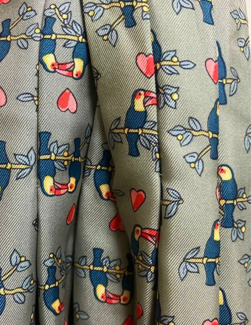 HERMES エルメス　シルクスカーフ　アスコットタイ　オウム柄