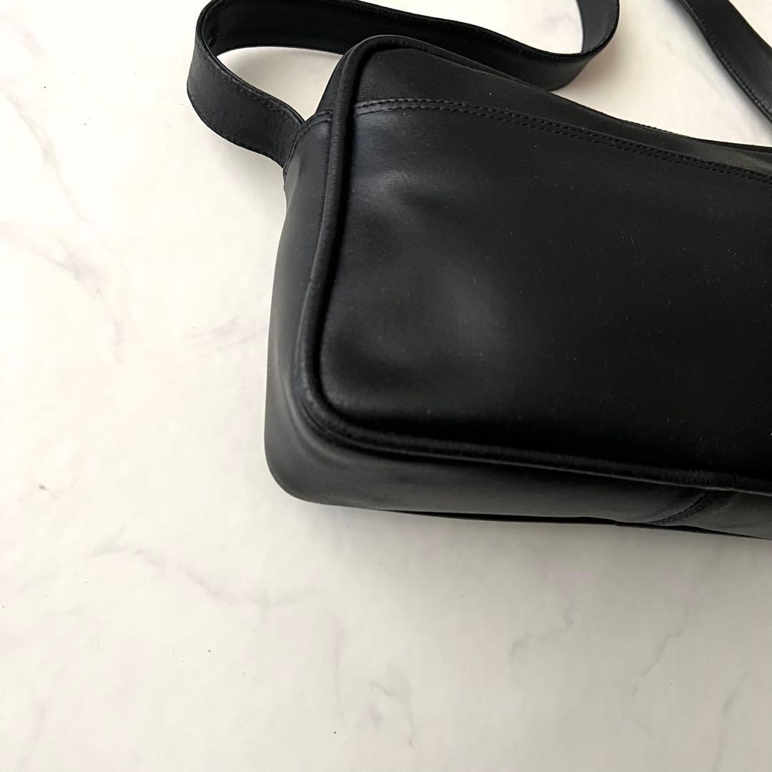 GIVENCHY 4Gロゴ ショルダーバッグ レザー 黒 パンチング