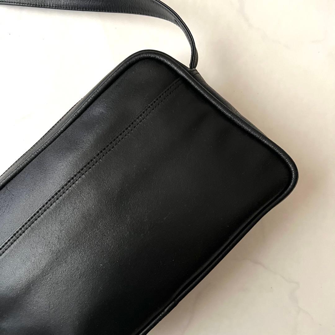 GIVENCHY 4Gロゴ ショルダーバッグ レザー 黒 パンチング