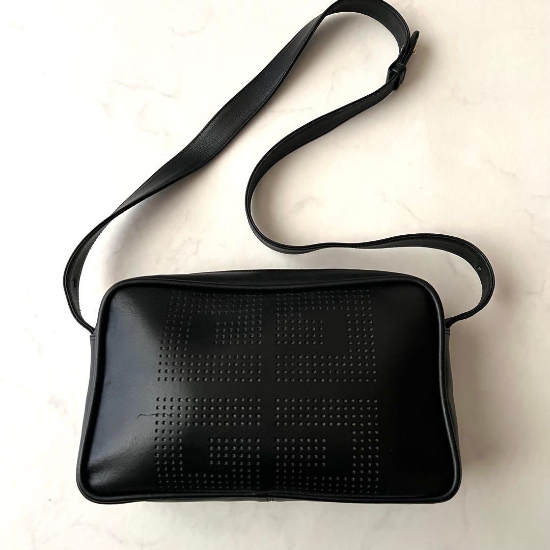GIVENCHY 4Gロゴ ショルダーバッグ レザー 黒 パンチング