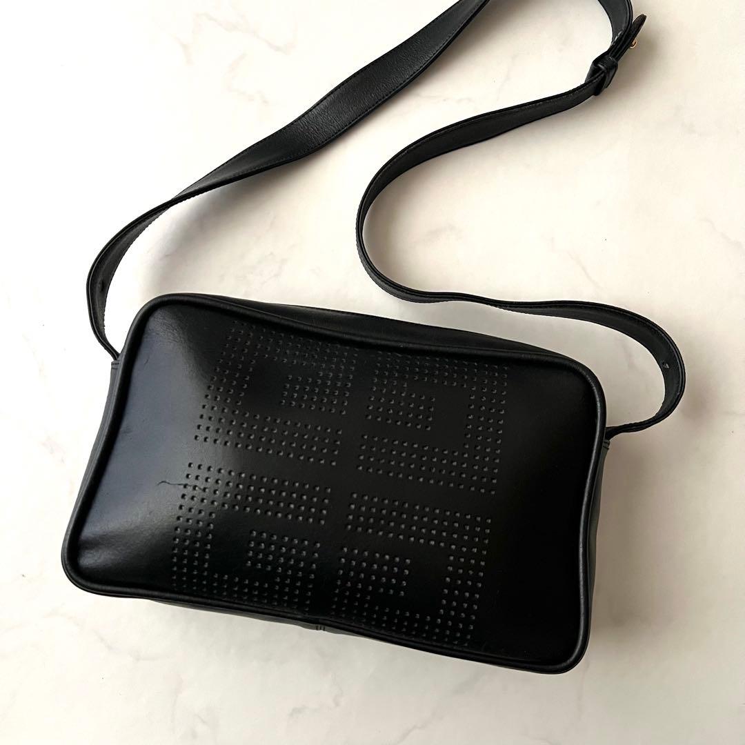 GIVENCHY 4Gロゴ ショルダーバッグ レザー 黒 パンチング