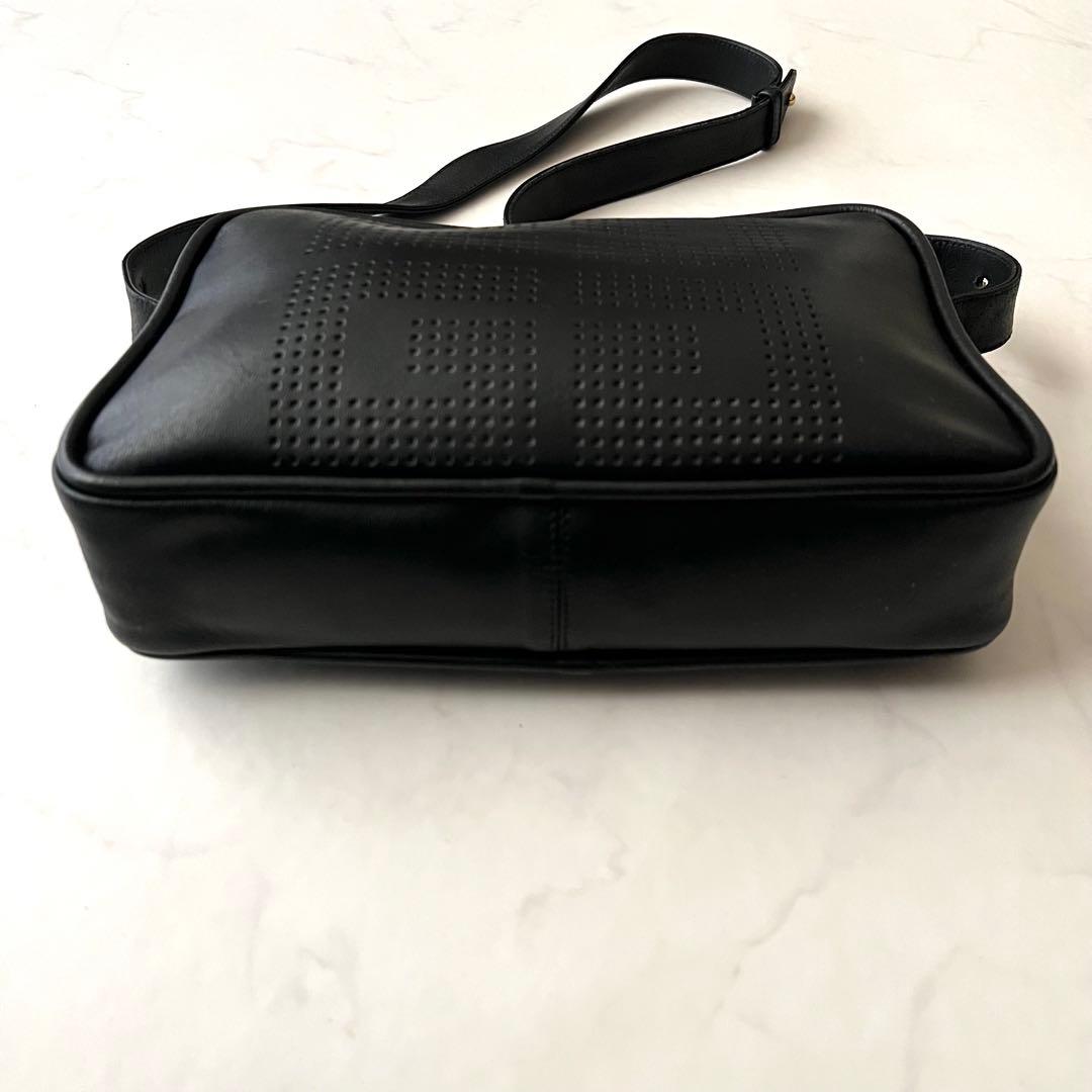 GIVENCHY 4Gロゴ ショルダーバッグ レザー 黒 パンチング