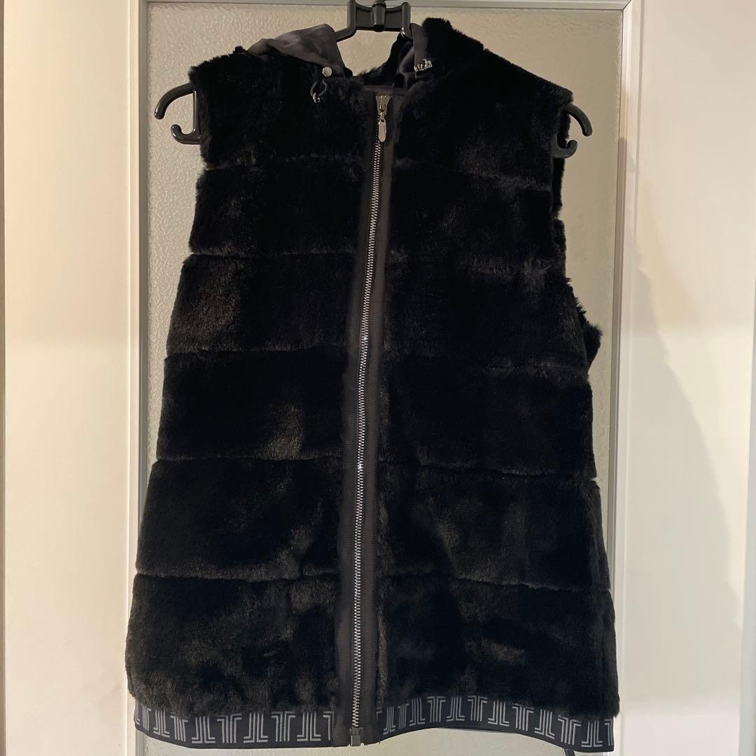 本日限りフード付き黒ファーベスト　40