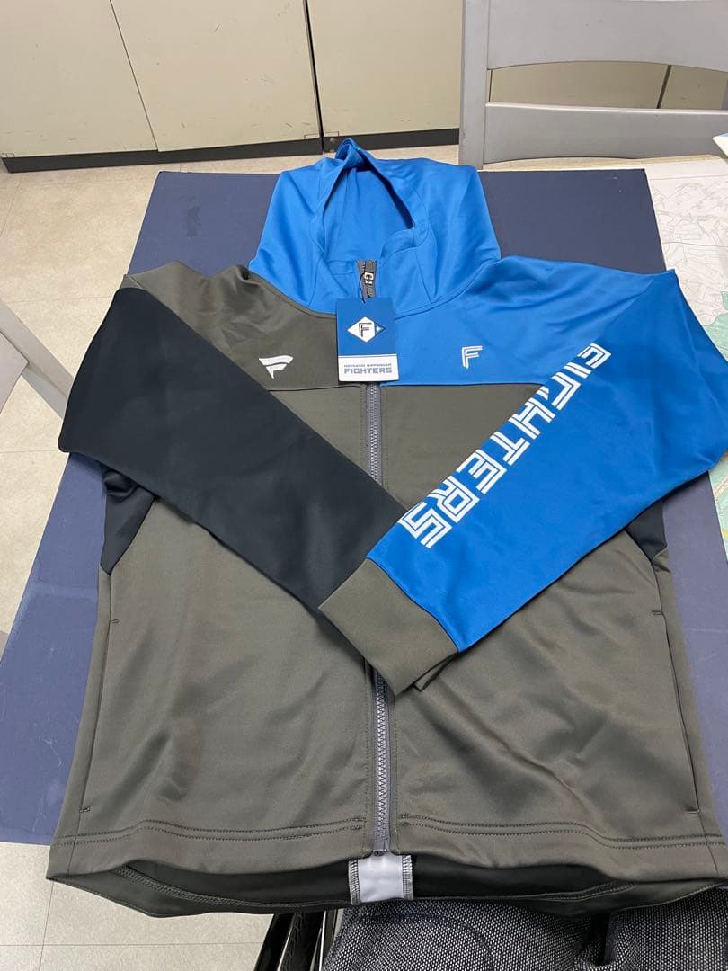 日本ハムファイターズフード付きジャケットと野球ボール、鎌ケ谷タオルセット