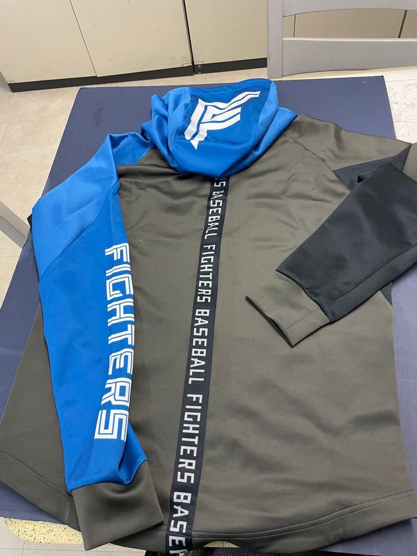 日本ハムファイターズフード付きジャケットと野球ボール、鎌ケ谷タオルセット