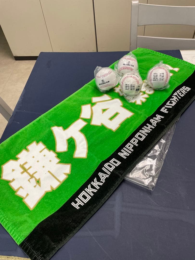 日本ハムファイターズフード付きジャケットと野球ボール、鎌ケ谷タオルセット