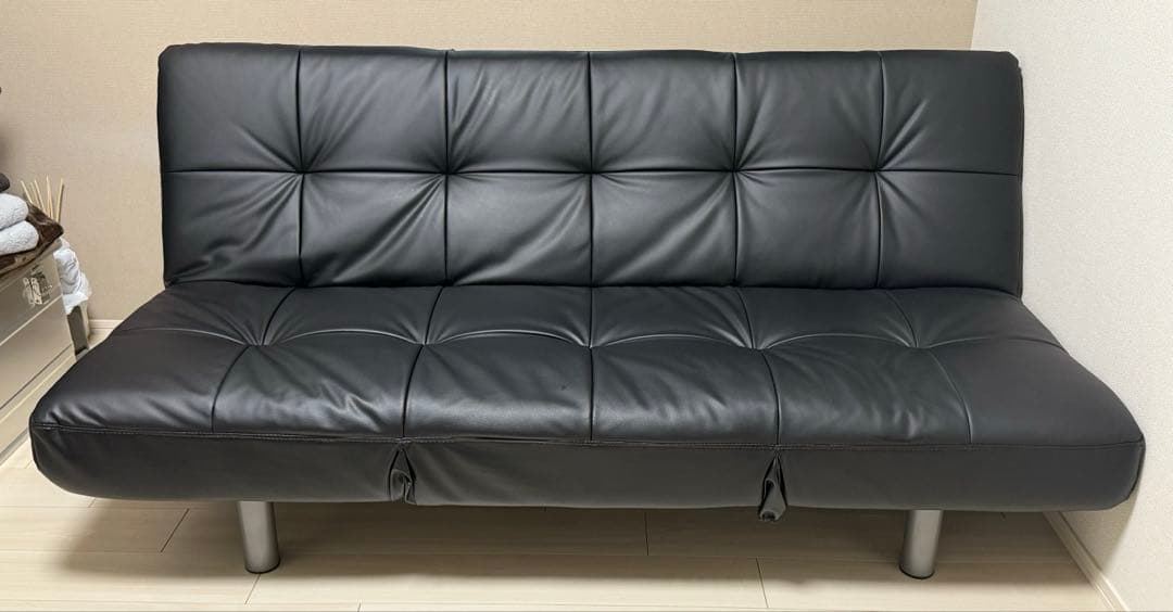 ソファベッド　黒い合成皮革　ニトリ