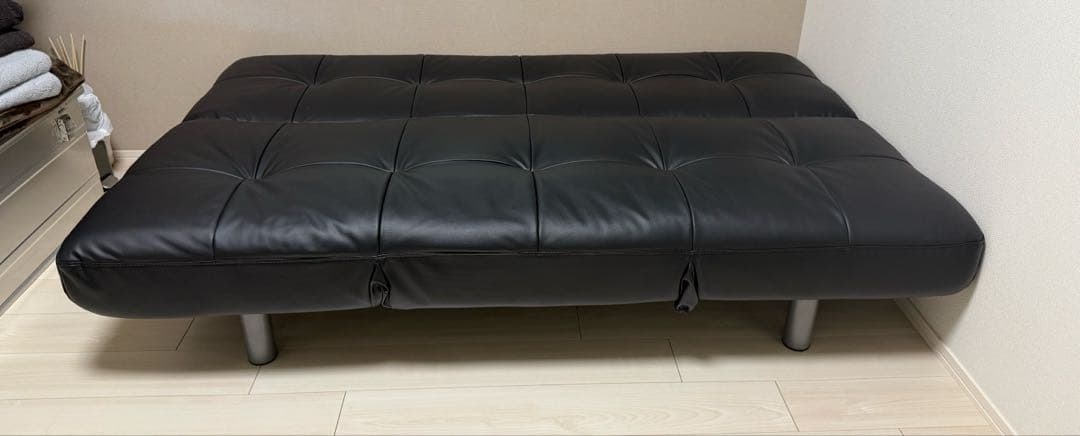 ソファベッド　黒い合成皮革　ニトリ